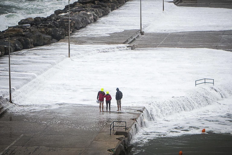 Σκόπελος: Έτσι έφτασε ο μεσογειακός κυκλώνας – Ρίσκαραν και παραλίγο να τους σκεπάσουν τα κύματα (εικόνες)